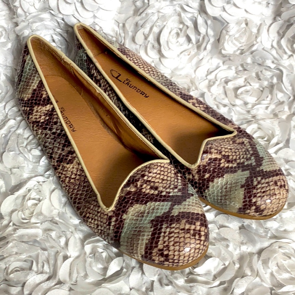 . Faux snakeskin Chinese Laundry flats! Size 7.5